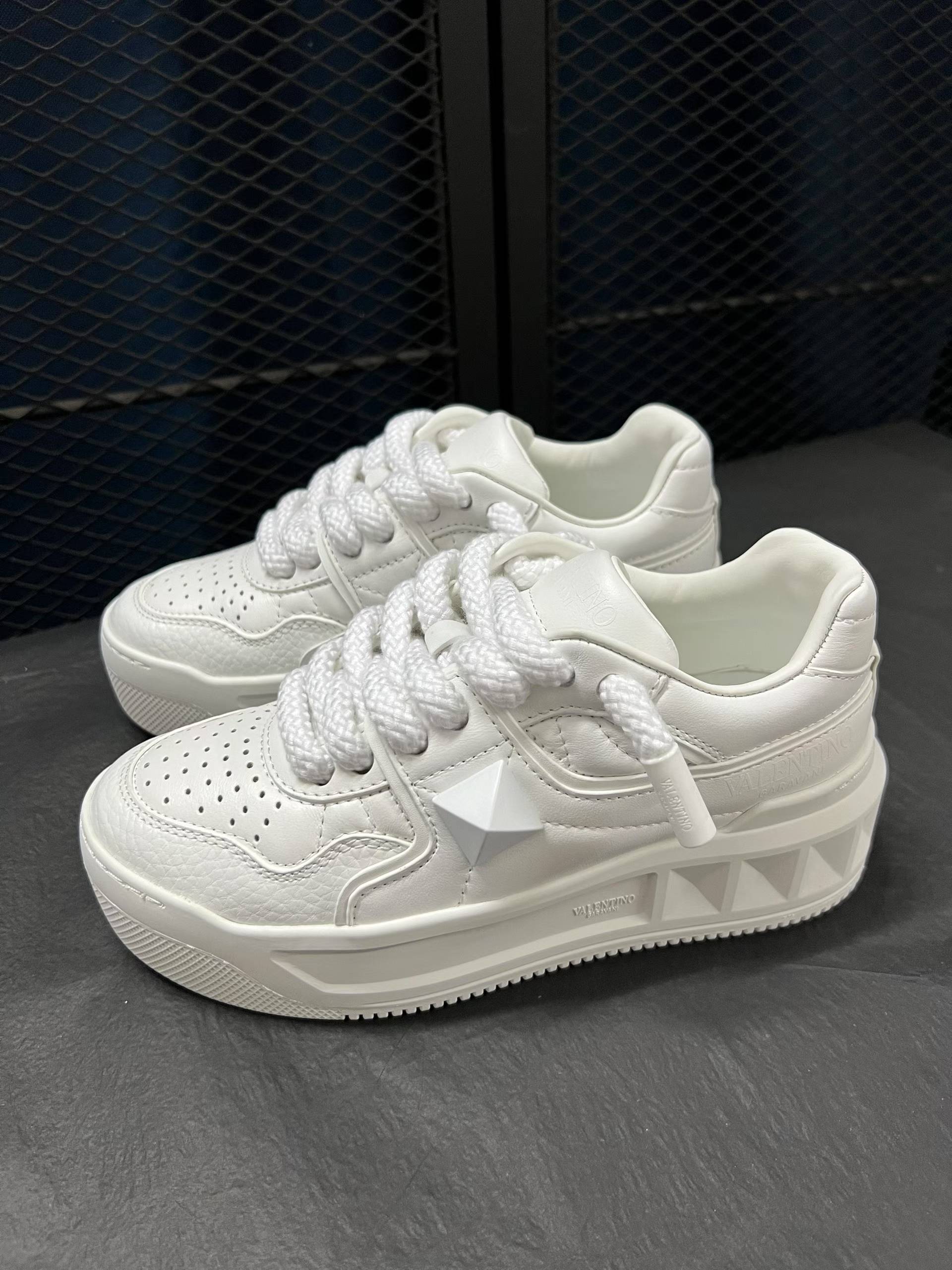 Valentino One Stud