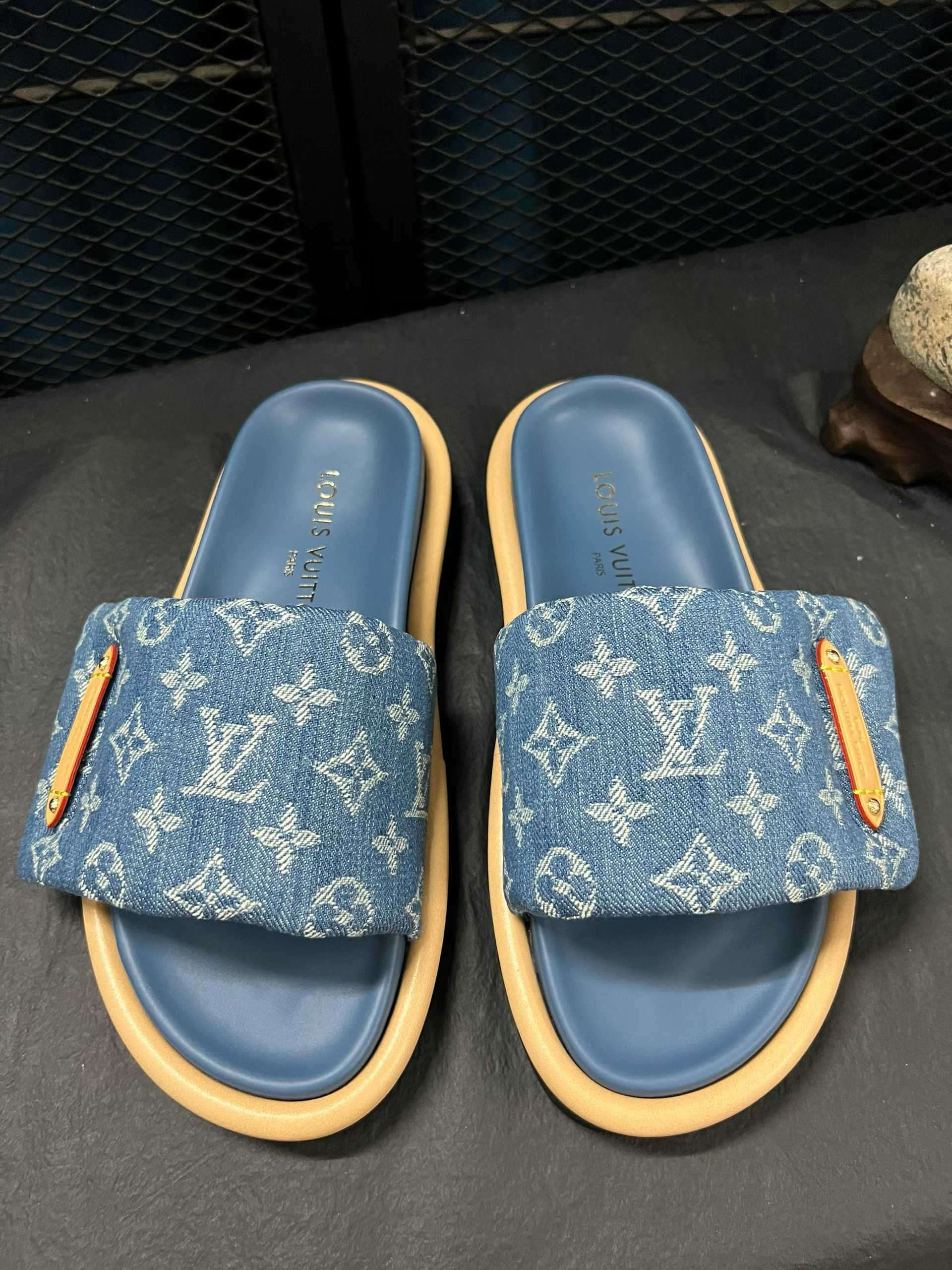 LV Pool Pillow Comfort
